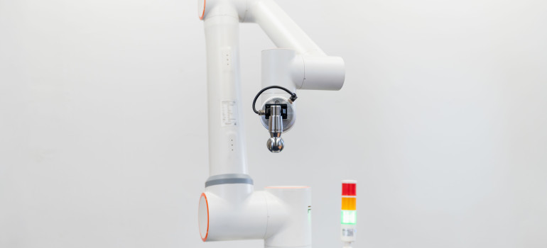 Robot-arm holding ballpin
